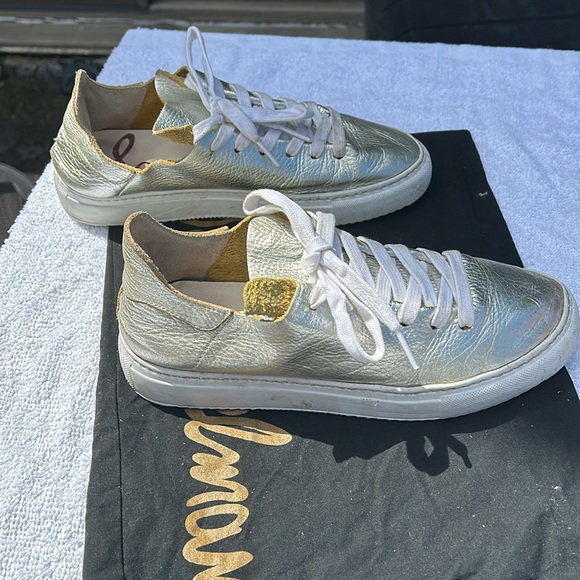 SAM EDELMAN POPPY LACE-UP SNEAKER SILVER - Picture 4 of 5